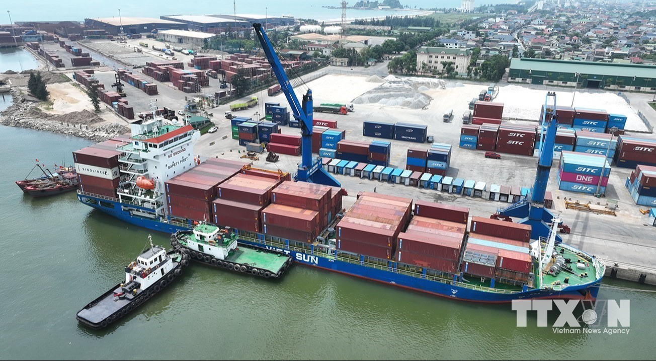 Bốc xếp hàng hoá xuất khẩu ở Cảng Cửa Lò, tỉnh Nghệ An. (Ảnh: Vũ Sinh/TTXVN)